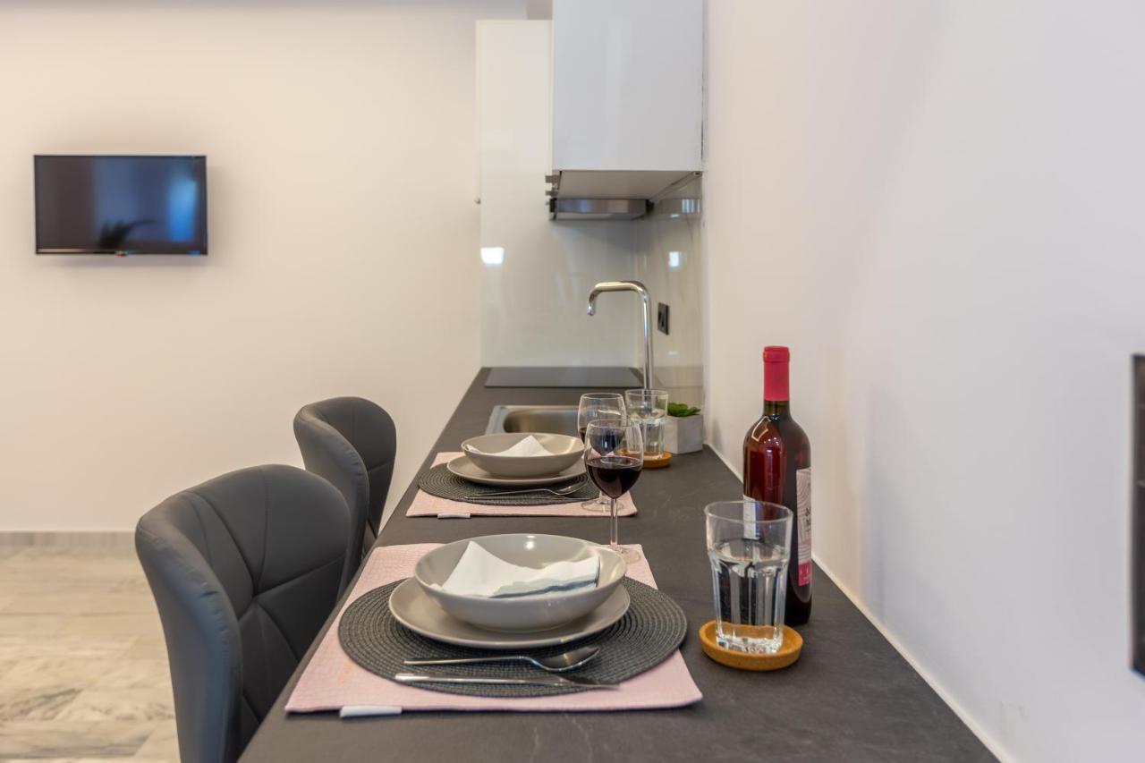 Mandevilia Suites Атина Екстериор снимка